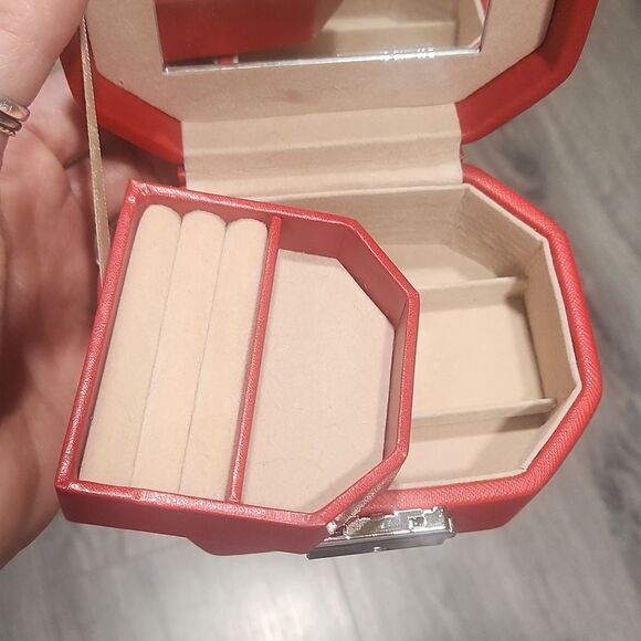 Vintage SM Faux Red Leather Heritage Wolf Travel Case - Picture 7 of 7